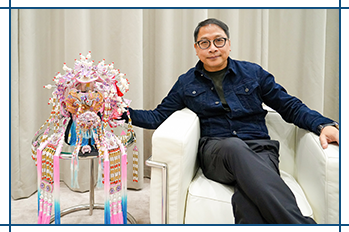 何先生在受訪期間，向我們介紹由他創作的一頂真實鳳冠及灣仔藍屋微縮模型，製作精緻細膩。