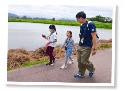 小朋友在參觀途中積極地發問。