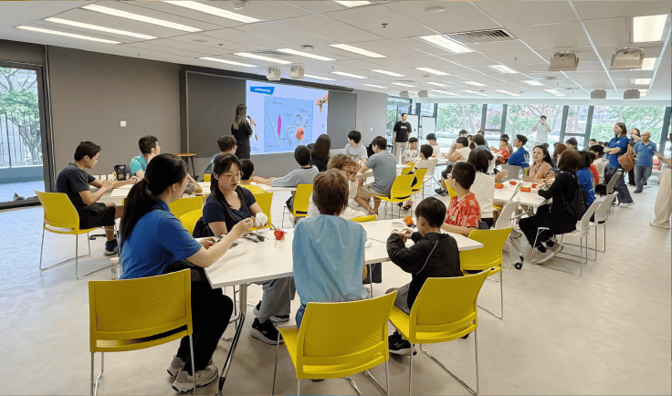 在義工隊的陪同下，小朋友學習制作寵物玩具。