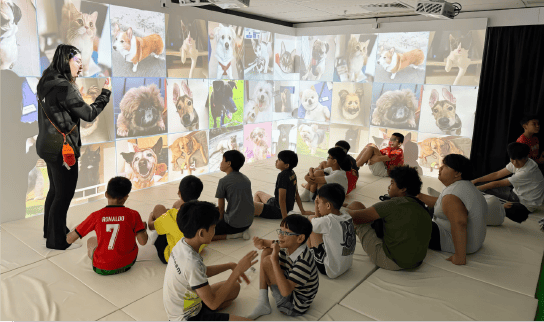 小朋友參與沉浸式互動學堂體驗。