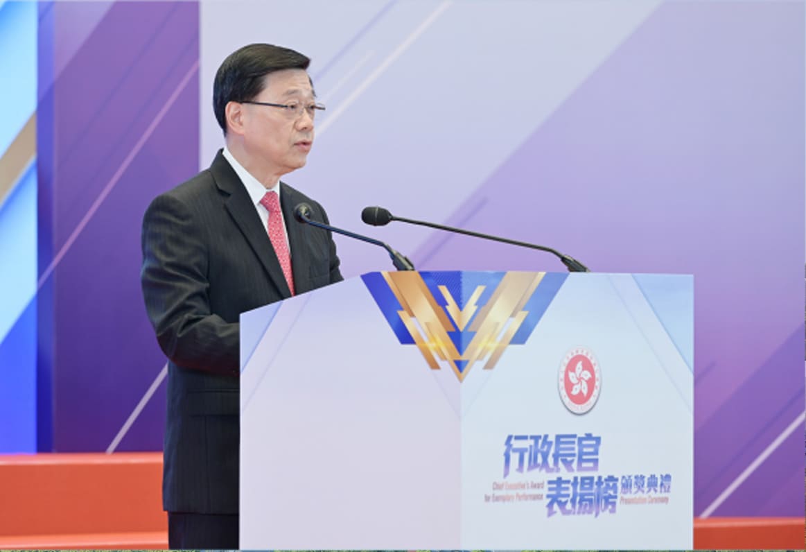 行政長官李家超先生於「行政長官表揚榜」頒獎典禮上致辭，讚揚兩支得獎團隊的卓越表現。