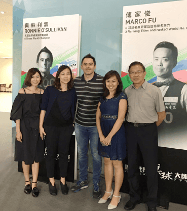 在二零一七年舉辦的「香港世界桌球大師賽」中，黃先生（右一）與國際頂級桌球手奧蘇利雲（中）合照。