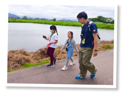 The children actively raised questions during the tour.
