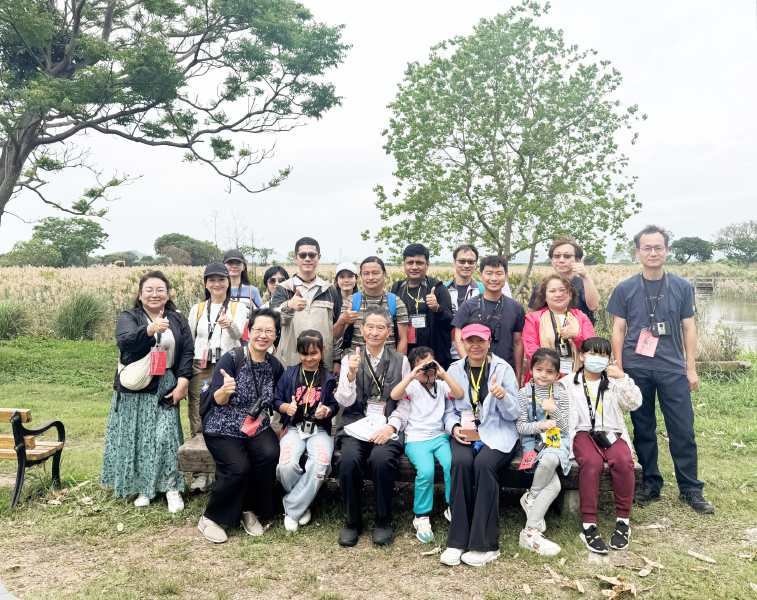 Ethnic minority families, accompanied by the Director of Planning, Mr Tom Yip Chi-kwai (first right), the Head of External Affairs of the Hong Kong Jockey Club, Mr Freely Cheng (second row, third left) and the volunteers from PlanD, took a walking tour of the Mai Po Nature Reserve.