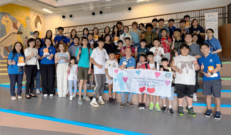 Ms Pelene Ng, the Deputy Director of Buildings and Honorary Team Leader of the Buildings Department Volunteer Team (front row, third left); Mr Junkers Lam Siu-kay, the Chief Building Surveyor and Team Leader of the Buildings Department Volunteer Team (front row, sixth right);  and Ms Susanna Lai Shuk-ching, the General Manager of External Affairs of the Hong Kong Jockey Club (front row, fourth left) were pictured with the participants and volunteers.