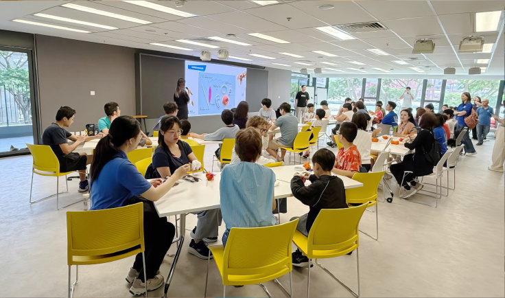 The children, accompanied by the volunteers, learnt to make toys for pets.