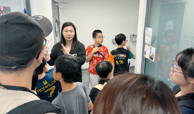The staff guided the children in a tour of the animal adoption centre.