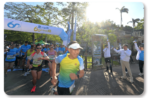 The running competition for the 60th anniversary of Dongjiang water supply to Hong Kong attracted a large number of running enthusiasts and their children.
