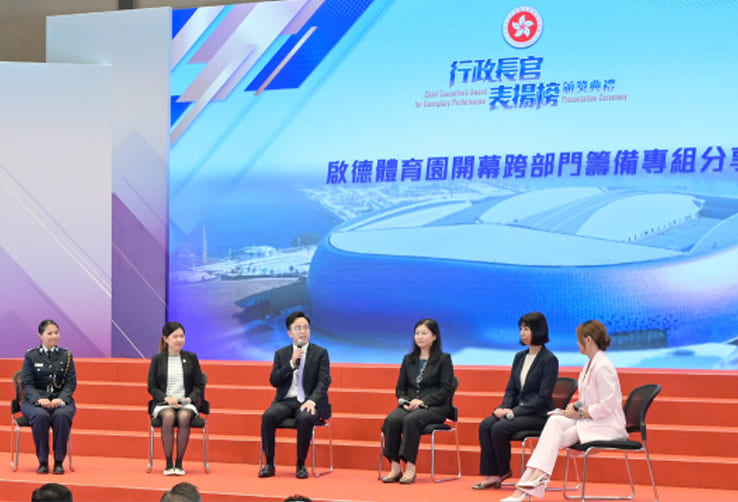 Representatives of the Inter-departmental Preparation Team for KTSP Commissioning, including the Division Commander (Ngau Tau Kok) of HKPF, Ms Chan Shuk-ping (first left); the Assistant Secretary of SB, Ms Carol Chan Ka-wah (second left); the Assistant Secretary of CSTB, Mr Henry Mak Shui-hei (third left); the Chief Executive Officer of CSB, Miss Elaine Ip Wai-man (third right); and the Chief Transport Officer of TD, Miss Marie Sin Kai-wai (second right), shared their experiences and feelings on the preparatory work of the opening of KTSP.