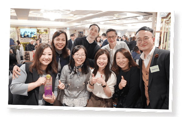 Ms Yim (first row, first left) received the “Heartwarming Social Workers” Award.