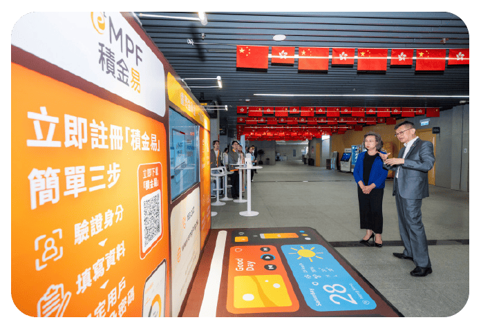 The Managing Director of MPFA, Mr Cheng Yan-chee (right) introduced the key features and latest developments of the eMPF project to the Secretary for the Civil Service, Mrs Ingrid Yeung Ho Poi-yan (left).