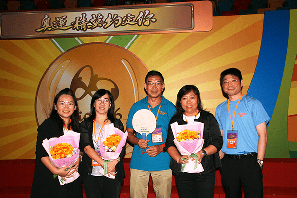 Mr Wong (centre) took part in organising the visit to Hong Kong by a delegation of Mainland gold medalists at the Rio 2016 Olympic Games.