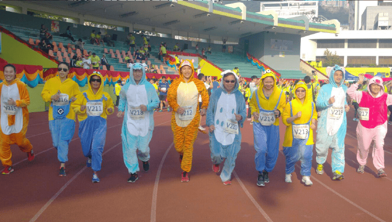 Mr Wong (fifth right) joined the Vitality Run of the Hong Kong Games organised by the Sports Commission, and co-ordinated by the 18 District Councils and LCSD, etc., and his team won the first prize for the Overall Best Team Costume.