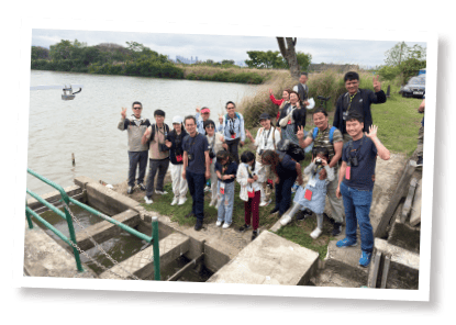 規劃署義工隊帶領少數族裔家庭了解生態環境。