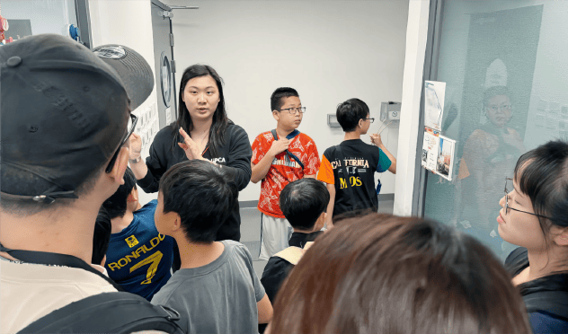 工作人員帶領小朋友參觀動物領養部。