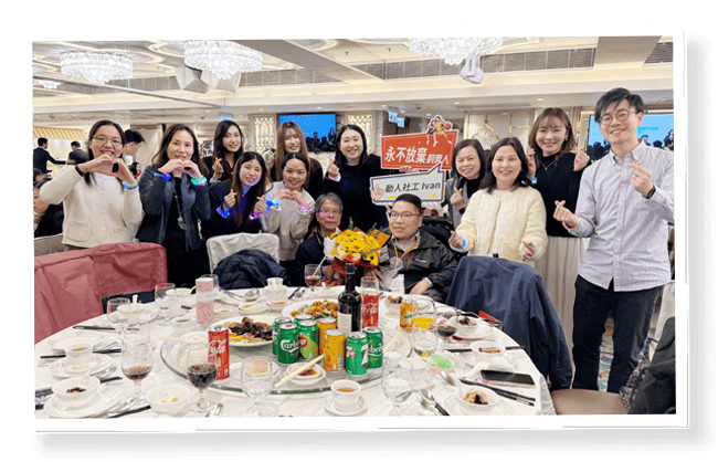 刘先生(前排右三)在二零一一年获选为「十大再生勇士」。