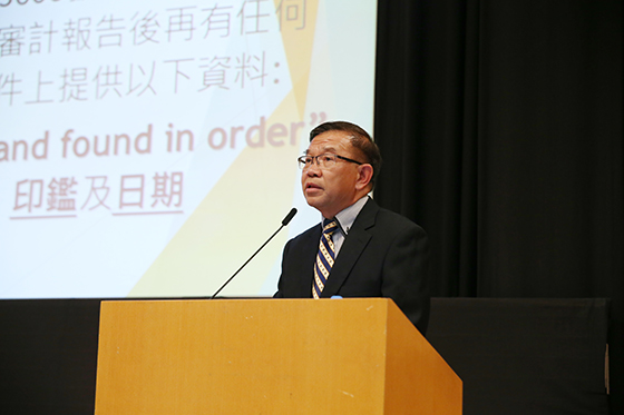 黃先生在康樂及文化事務署工作長達三十五年。