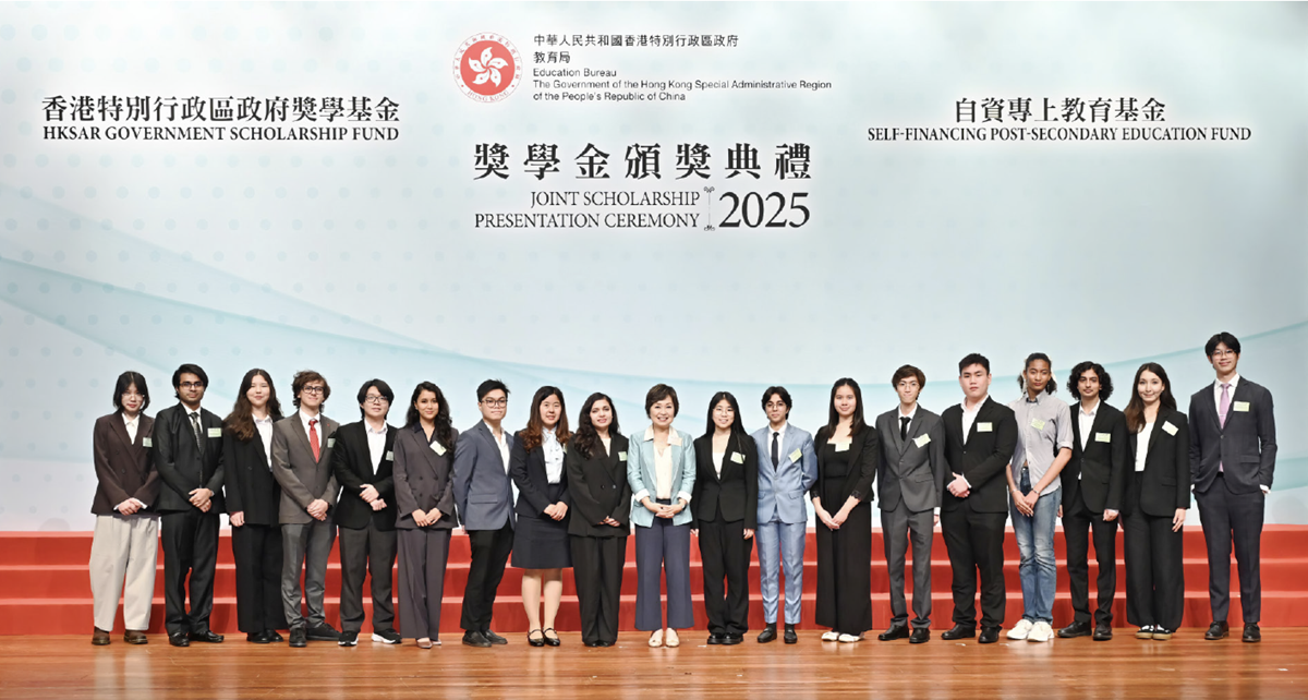 蔡局長（中）與獲得香港特別行政區政府獎學基金的「特定地區獎學金」計劃下的「一帶一路獎學金」的學生合照。