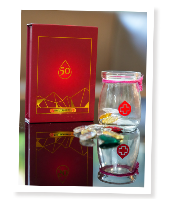 在受訪期間，袁先生展示多年來捐血所獲得的紀念品，並分享其捐血經歷。