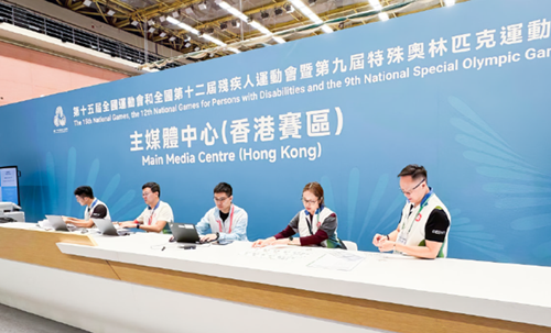 At the Main Media Centre, the Customs and Excise Department Volunteer Team served as an information service platform to provide comprehensive support for media coverage, ranging from the updating of competition schedule to the arrangements for media interviews.  