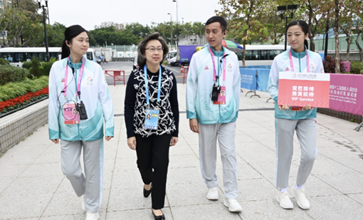 Volunteers from the Immigration Department and the Environmental Protection Department served as guest service assistants at the wheelchair fencing events, welcoming spectators to the competitions in a professional manner. The Secretary for the Civil Service, Mrs Ingrid Yeung Ho Poi-yan (second left), visited the Ma On Shan Sports Centre to cheer on the athletes and also to have candid exchanges with civil service volunteers, learning more about their service experiences and personal feelings.