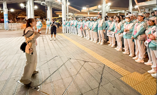 房The Housing Bureau and Housing Department Volunteer Teams set off in the early hours to support the competition by offering assistance to athletes participating in the cross-boundary athletics (marathon) competition at the track near the Shenzhen Bay Port. 