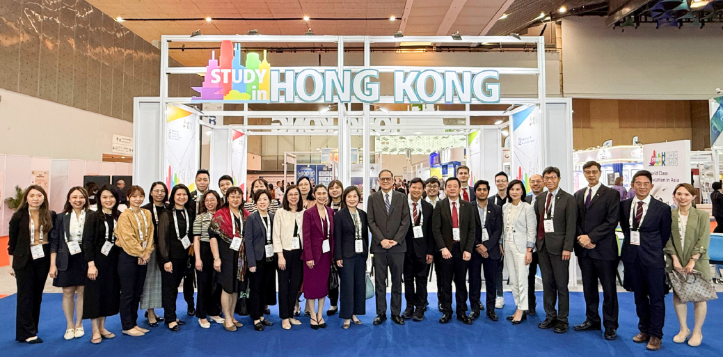Dr Choi (front row, tenth right) attended the Asia-Pacific Association for International Education 2025 Conference and Exhibition in Delhi, India, and visited the Hong Kong Pavilion funded by the University Grants Committee. 