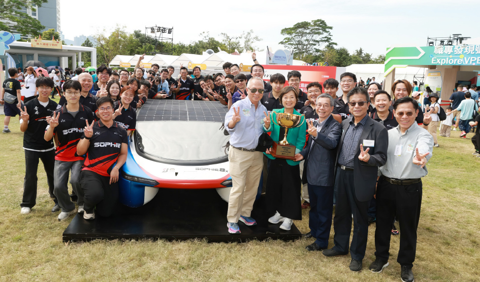 Dr Choi (front row, fourth right) attended the VTC Skills Fiesta 2025 held by the Vocational Training Council, and appreciated the solar-powered car developed by the Solar Car Team of the Hong Kong Institute of Vocational Education.