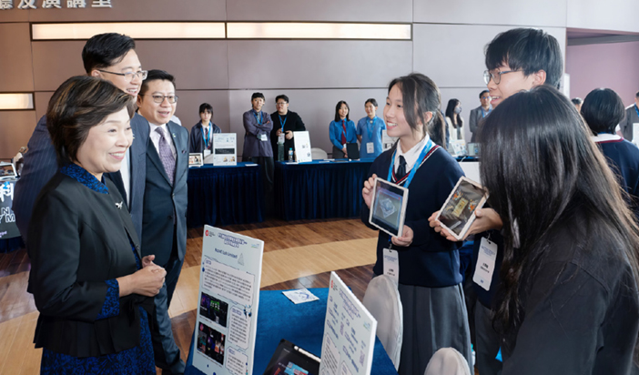 Dr Choi (first left) attended the Internship Graduation and Achievement Exhibition of the Student Training Programmes and Budding Scheme on Innovation and Technology, and listened to the sharing by participating students on their learning outcomes after completing training and internship at start-up companies.
