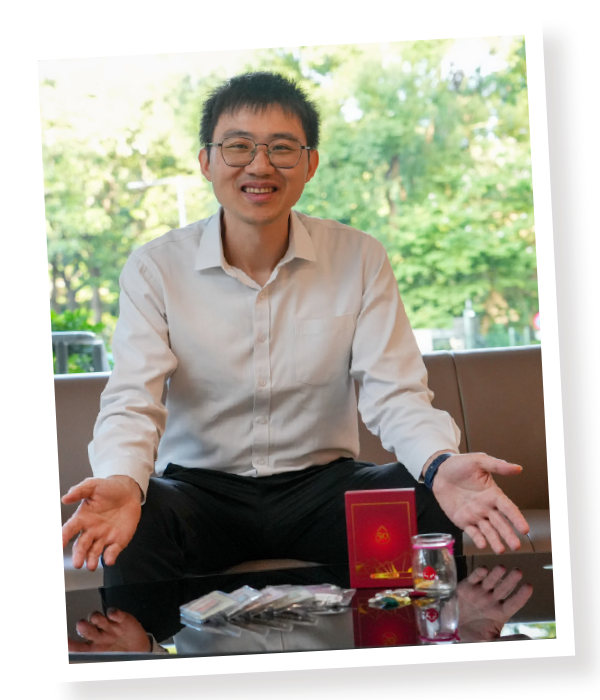 During the interview, Mr Yuen showed the souvenirs received after blood donations over the years and shared his experience as a donor.