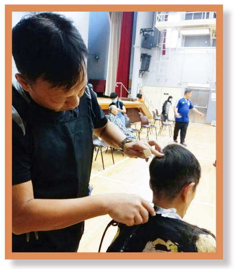 余先生悉心為長者提供義剪服務，並會考慮他們的實際需要。