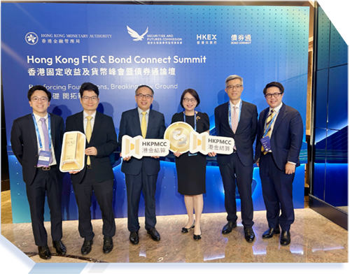 許局長(左三)表示，全新的香港黃金中央清算及結算系統於今年七月正式開展試營運，問責官員與公務員團隊在推進項目時各司其職，彼此配合。 