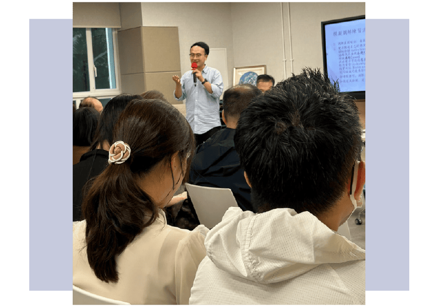 凌先生與調解學員進行模擬練習，以強化應用技巧。