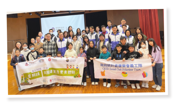 The Commissioner for Census and Statistics, Mr Leo Yu Chun-keung (second row, third left), Head of External Affairs of the Hong Kong Jockey Club, Mr Freely Cheng Kei (second row, second left) and the volunteers from C&SD, accompanied the children in a visit to an organic farm at the Hong Kong PHAB Association Jockey Club PHAB Camp.
