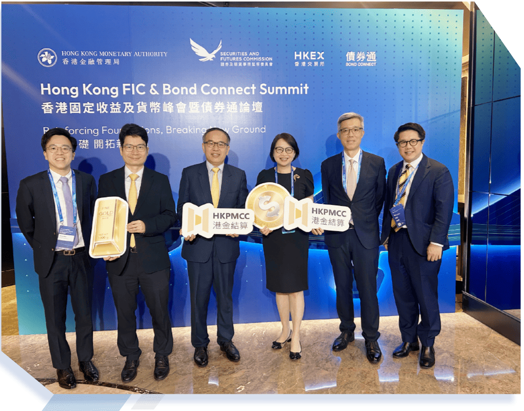 Mr Hui (third left) said that Hong Kong’s brand new central clearing and settlement system for gold commenced its trial operation in July this year, and politically appointed officials as well as the civil service team have performed their respective duties and supported each other in taking forward this initiative. 