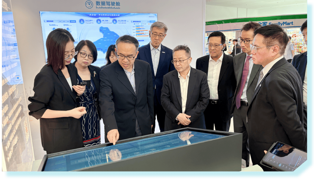 Mr Hui (front row, third left) led a financial delegation to visit Shanghai, Hangzhou and Suzhou in June this year, during which he took the initiative to introduce Hong Kong and the HKSAR Government team, telling the good stories of the city.