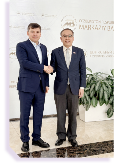 Mr Hui (right) revisited the Central Bank of Uzbekistan and met with its First Deputy Chairman, Mr Nodirbek Saydullaev, while Mr Hui was accompanying the Chief Executive on a visit to Central Asia in June this year. 