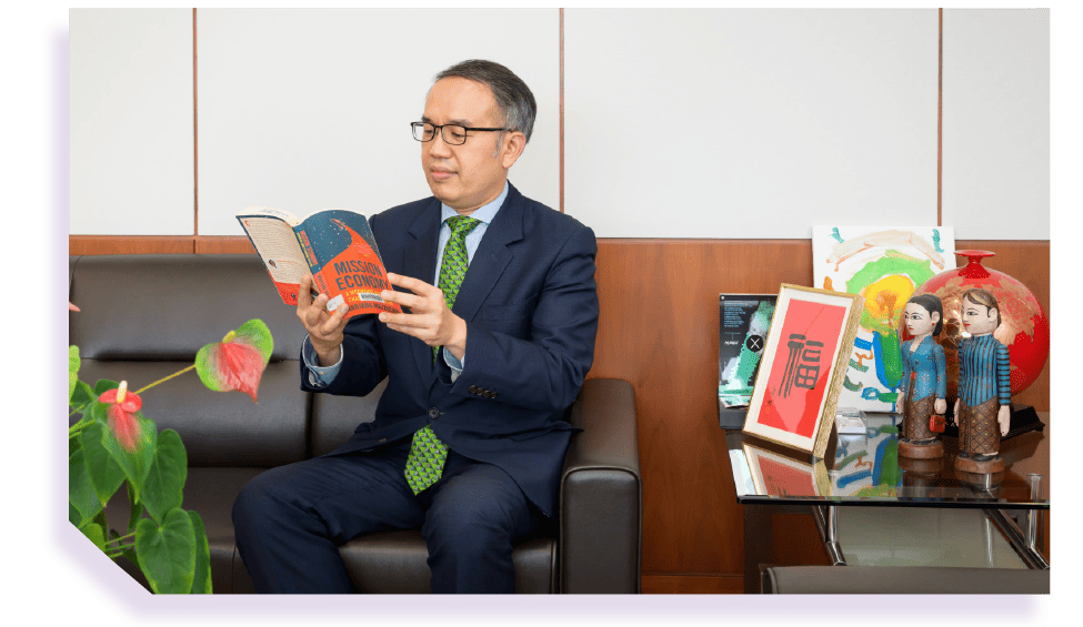 Despite his busy schedules, Mr Hui makes time to read.  He shared that reading helps broaden one’s horizons and enables readers to approach issues from different perspectives.  