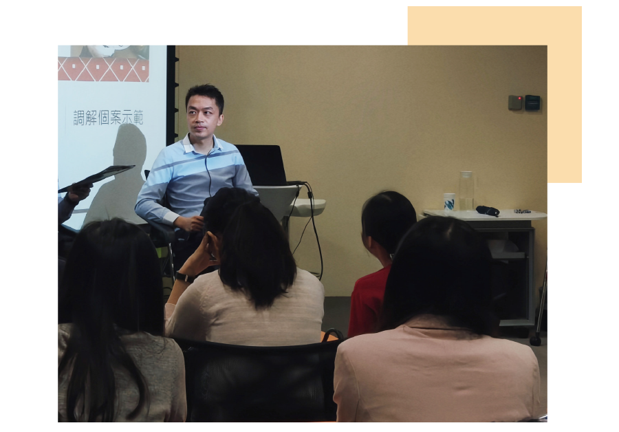 Mr Lam conducted a mediation demonstration in a mediation training programme for young people.
