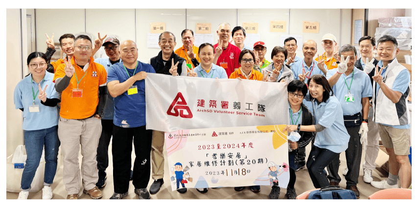 Mr Suen (front row, fourth left) has been an active participant in activities held by the ArchSD volunteer team.  