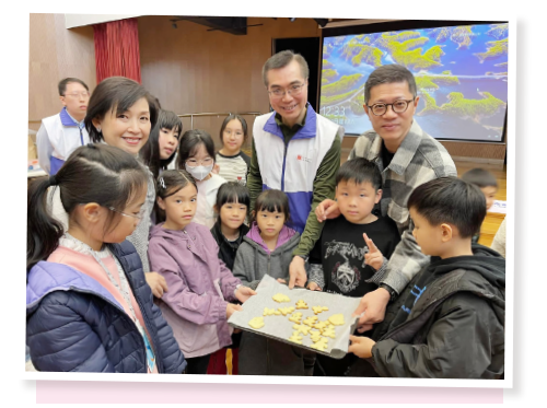 孩子們即場品嚐新鮮出爐的曲奇餅。