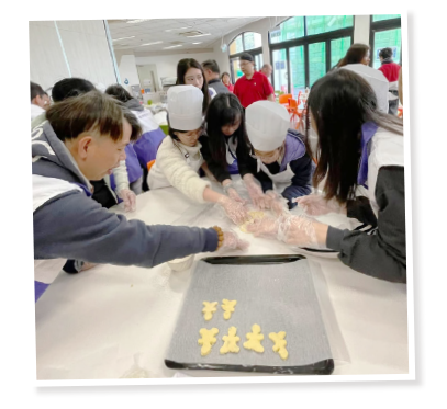 義工與孩子們一起將麵團搓成小圓球。