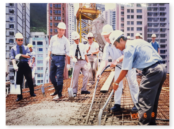 孫先生（右一）參與過無數政府工程，主要負責監督承建商施工，確保工程質量符合標準，並依期完成。 