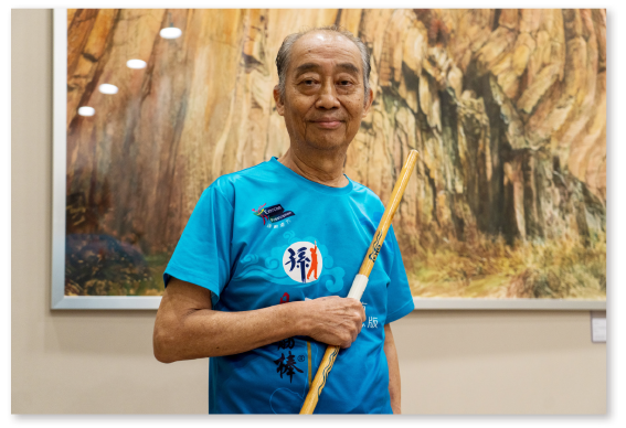 孫先生在受訪期間，向我們介紹和示範易筋棒的招式。 