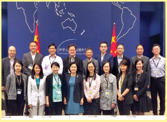 學習團旁聽外交部新聞發佈會，並與外交部發言人合影