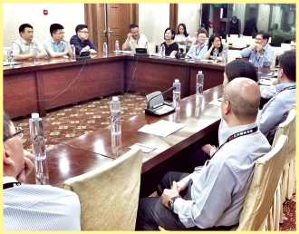 與外交學院學生會面交流，了解學生的學習情況，並討論香港的最新發展