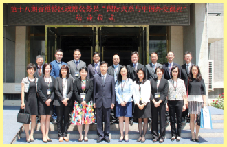 在課程結業儀式後與外交學院教職員合影