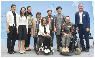 恩茵及高峰會的其他出席者與行政長官合照