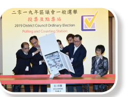 選舉管理委員會主席馮驊法官於2019年區議會一般選舉設於九龍塘官立小學的點票站倒出票箱中的選票