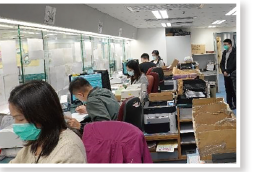 在疫情嚴峻期間,運輸署繼續為已預約使用櫃檯服務的市民提供牌照服務 在疫情嚴峻期間,運輸署繼續為已預約使用櫃檯服務的市民提供牌照服務